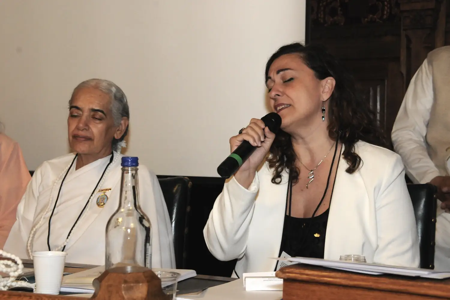 Elena Greandia en el parlamento Britanico dia del yoga